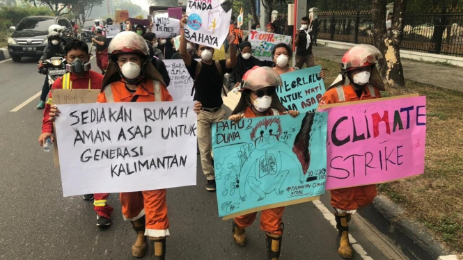 Mahasiswa turun ke jalan memprotes asap beracun yang mereka hirup karena kebakaran hutan. - BBC