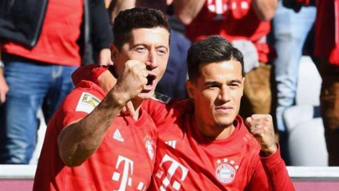 Penyerang Bayern Munich, Robert Lewandowski (kiri), merayakan gol