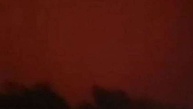 Langit di Jambi berubah jadi merah.