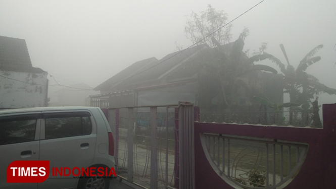 Kondisi kabut asap terlihat jelas kualitas udara dan jarak pandang terbatas. (Foto: Rochman/TIMES Indonesia)