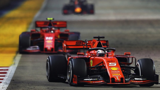 Pembalap Ferrari, Sebastian Vettel mengungguli rekannya Charles Leclerc