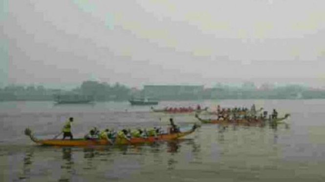 Kejuaraan internasional Perahu Naga tetap digelar meski terhalang asap Karhutla