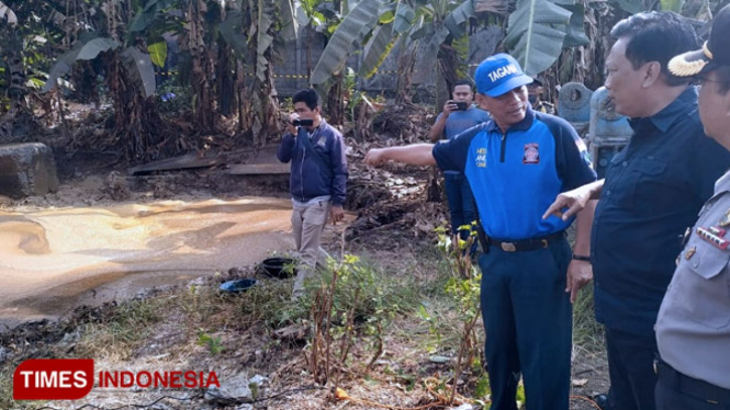 Semburan lumpur bercampur minyak dan gas di Desa Sekarkurung, Gresik. (Foto: Akmal/TIMES Indonesia)