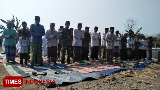 Warga dan petani saat laksanakan Shalat Istisqa di pematang sawah. (foto: Evita Mukharohmah/TIMES Indonesia)