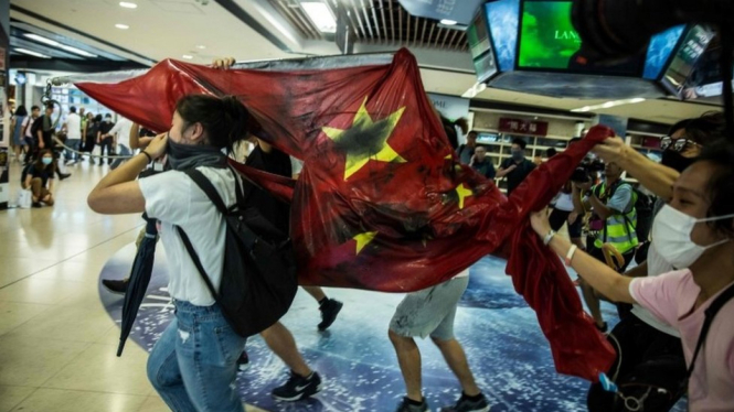 Rekaman video menunjukkan bendera China diinjak-injak oleh pengunjuk rasa sebelum dibawa dan dibuang ke sungai.-(AFP)