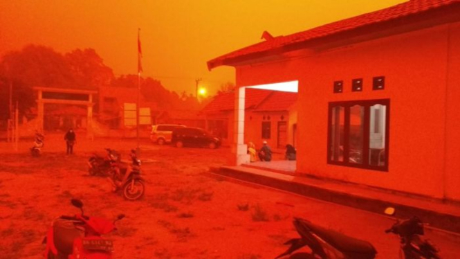 Fenomena langit merah akibat kabut asap tebal di desa Jebus, Kecamatan Muara Jambi pada Sabtu (21/9/2019).