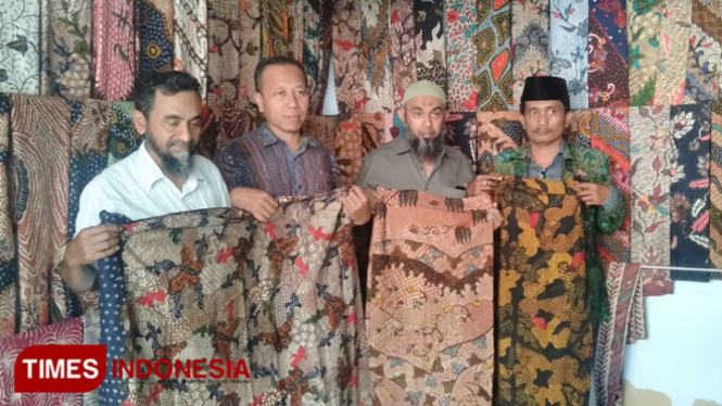 Ketua DPC APBTN M Kuddah memegang batik Pamekasan motif Sekar Jagad. (Foto: Akhmad Syafi"i/TIMES Indonesia)