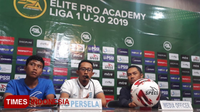 Sesi konferensi pers sebelum pertandingan antara Persela Lamongan U-20 melawan PSS Sleman U-20, Minggu (22/9/2019). (FOTO: MFA Rohmatillah/TIMES Indonesia)