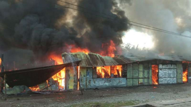 Asap hitam dari aksi pembakaran terlihat dalam kerusuhan di Wamena, Papua (23 September 2019)