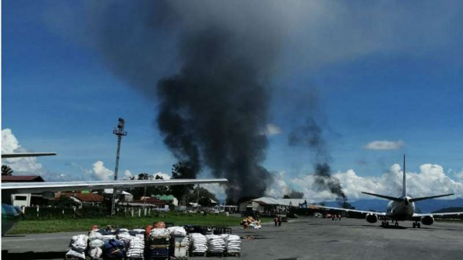Bangunan terbakar terlihat dari kawasan Lapangan Udara Wamena, Papua.