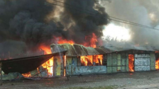 Asap hitam dari aksi pembakaran terlihat di Wamena, Papua