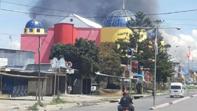 Bangunan dibakar massa saat terjadi kerusuhan di Wamena, Papua, 23 September 2019.