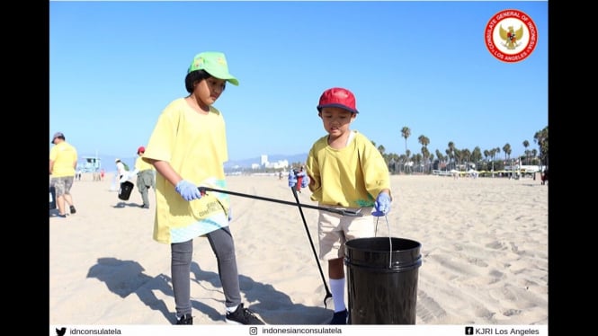 Masyarakat/Diaspora Indonesia Bersihkan Pantai Santa Monica.