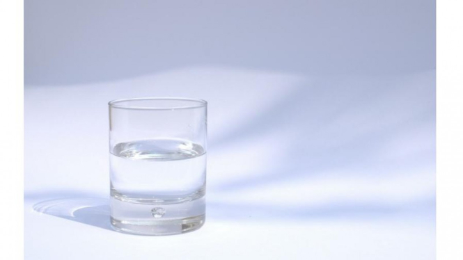 Ayo minum minimal 8 gelas air putih per hari - Photo by manu schwendener on Unsplash