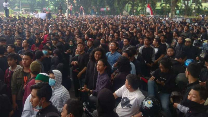 Ribuan mahasiswa di Malang unjuk rasa menolak revisi UU KUHP dan KPK.