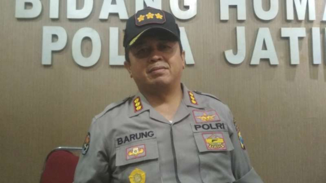 Kepala Bidang Hubungan Masyarakat Kepolisian Daerah Jawa Timur, Komisaris Besar Polisi Frans Barung Mangera, di Surabaya, Senin, 23 September 2019.
