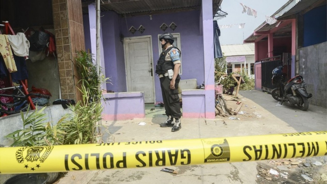 Polisi berjaga di sekitar kontrakan rumah pasangan suami istri yang diduga teroris di Kabupaten Bekasi, Jawa Barat, Senin, (23/9). - Antara/Fakhri Hermansyah