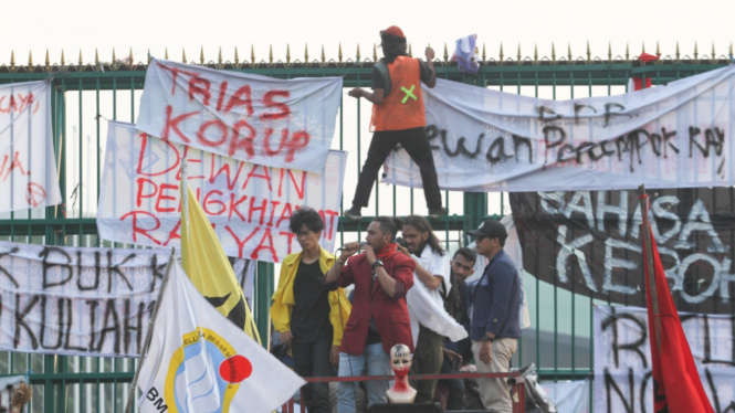 Aksi Mahasiswa di depan Kompleks MPR/DPR Senayan Jakarta.