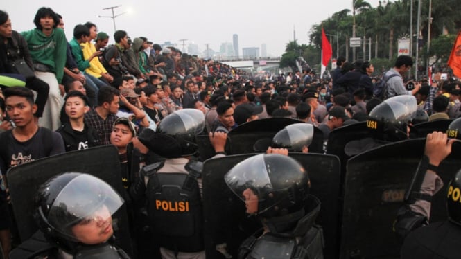 Aksi Mahasiswa Tolak RKUHP di Depan DPR/MPR.