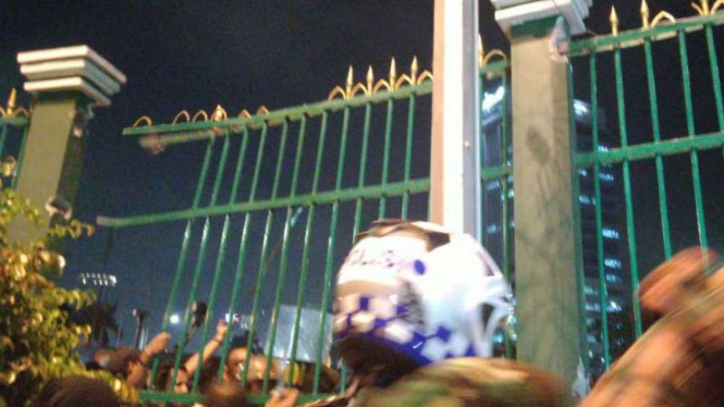 Gerbang DPR jebol didorong demonstran