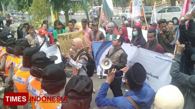 Suasana saat Aliansi mahasiswa Jombang melakukan aksi penolakan RUU KPK di depan gedung DPRD Jombang. (FOTO: Moh Ramli/TIMES Indonesia)