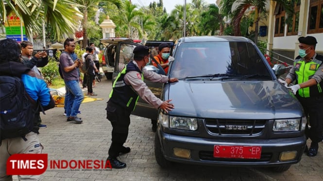 Seorang perempuan paruh baya yang diduga mengalami gangguan jiwa atau ODGJ saat diketemukan meninggal dunia didalam mobil dinas milik Dinas Sosial Pemberdayaan Perempuan dan Perlindungan Anak (Dinsos P3A) Kabupaten Tuban, Senin, (23/09/2019) (Foto: Achmad