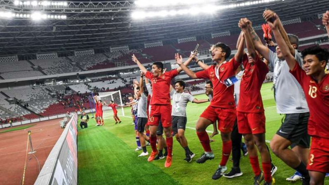 Para pemain Timnas Indonesia U-16 melakukan selebrasi 