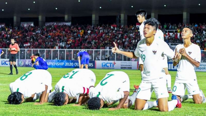 Para pemain Timnas Indonesia U-16 merayakan gol ke gawang Filipina