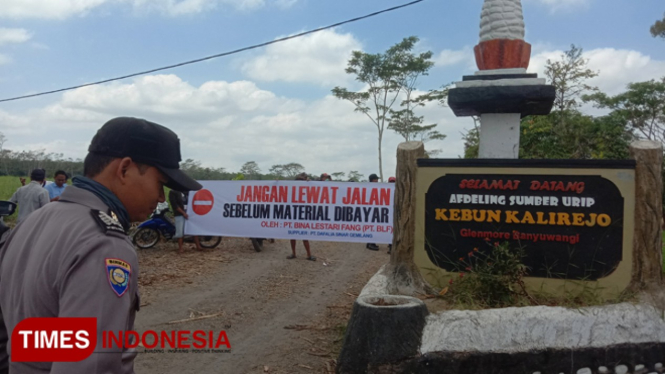 Pengusaha lokal menutup akses jalan Afdeling Sumber Urip, Kebun Kalirejo, PTPN XII, di Desa Karangharjo, Kecamatan Glenmore, Banyuwangi. (Foto: Syamsul Arifin/TIMES Indonesia)