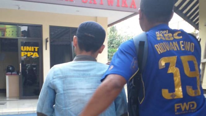 Salah satu pemeran video porno yang populer dengan sebutan Vina Garut, berinisial AD (29 tahun), setelah ditangkap polisi di Garut, Jawa Barat, Senin, 23 September 2019.
