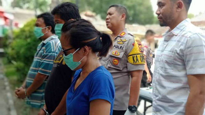 Perempuan diduga habis mengonsumsi sabu-sabu usai ditangkap saat menjenguk suaminya yang ditahan di tahanan Polres Kota Mataram, Nusa Tenggara Barat, Senin, 23 September 2019.