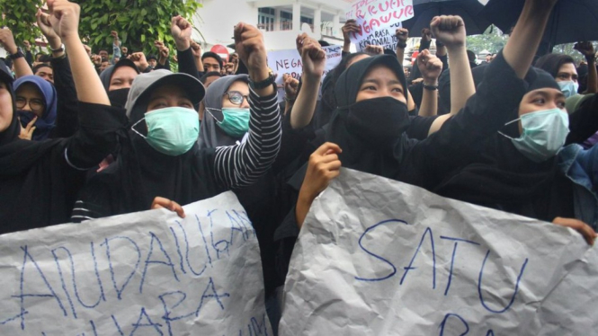Unjukrasa ribuan mahasiswa menuntut pembatalan Revisi Undang-undang KPK dan menolak Rancangan Kitab Undang-undang Hukum Pidana (RKUHP) di Malang (23/09). - ANTARA FOTO