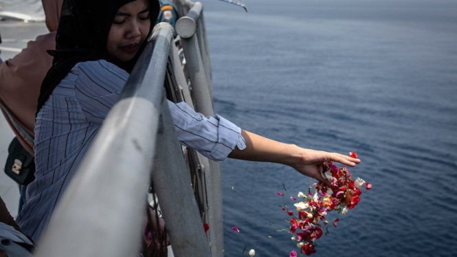 Keluarga korban pesawat Lion Air JT610 menabur bunga di Laut Jawa. Setiap keluarga dilaporkan akan menerima US$144,500 atau sekitar Rp2,04 miliar dari perusahaan Boeing. - Getty Images