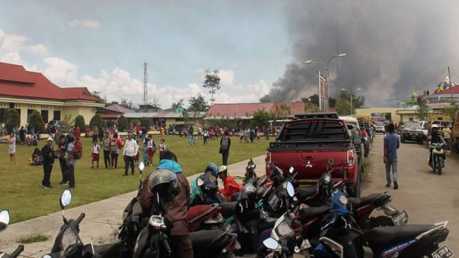 Warga mengungsi di Mapolres Jayawijaya, saat unjuk rasa di Wamena.