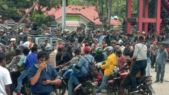 Pengunjuk rasa melakukan aksi di depan Kampus Universitas Cenderawasih, Abepura, Jayapura, Papua, Senin (23/9/2019).