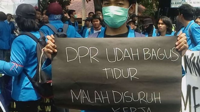 Mahasiwa Universitas Pancasila bergerak demo ke DPR, Selasa, 24 September 2019.