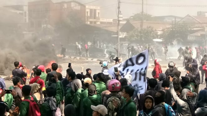 Mahasiswa bentrok dengan aparat di Makassar, Selasa, 24 September 2019.