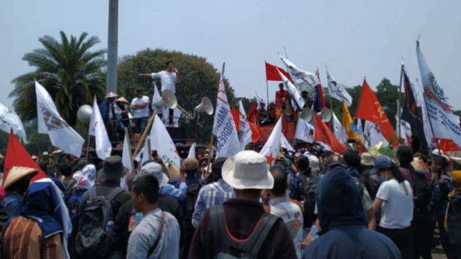 Demo mahasiswa di depan Istana Negara. 