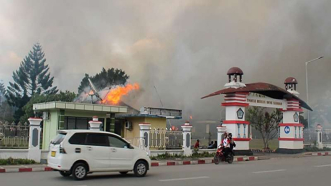 Kantor Bupati Jayawijaya terbakar saat aksi unjuk rasa di Wamena.