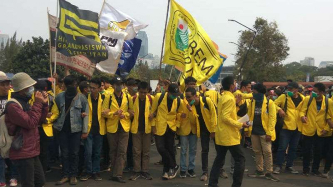 Mahasiswa menggelar unjuk rasa menolak UU KPK dan RKUHP di gedung DPR/ MPRI RI.