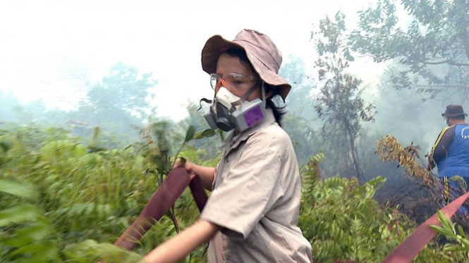"Selama ratusan tahun kami menjaga hutan kami, hutan Kalimantan," tutur Sumarni Laman, perempuan (23) asli Dayak yang ikut terjun menjadi relawan pemadam kebakaran hutan dan lahan di Palangkaraya, Kalimantan Tengah (18/09) - BBC Indonesia