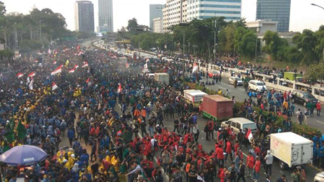 Mahasiswa menutup akses tol di depan Gedung DPR/ MPR RI.