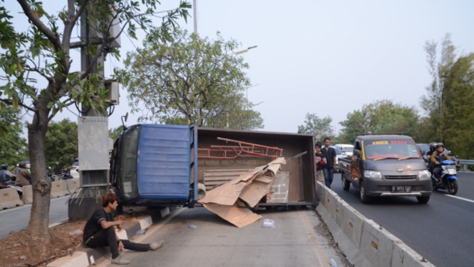 Kecelakaan Truck di Jalur Busway