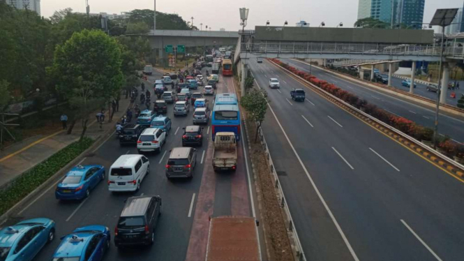 Kondisi kemacetan di Jalan Gatot Subroto imbas demo mahasiswa di DPR RI.