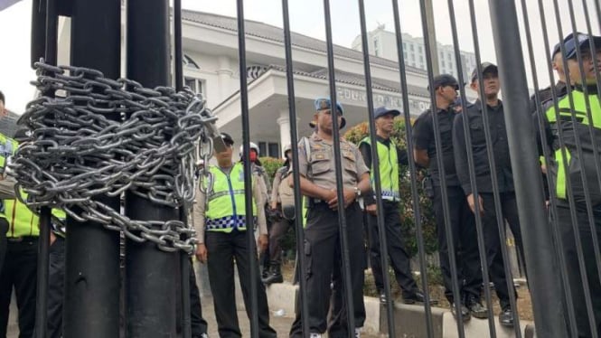 Massa mahasiswa gembok gerbang kantor DPRD Jawa Barat di Bandung, Selasa 24 September 2019.