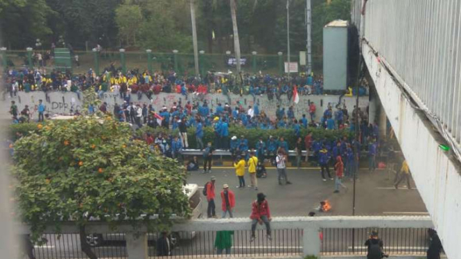 Mahasiswa menutup akses tol di depan Gedung DPR/ MPR RI.