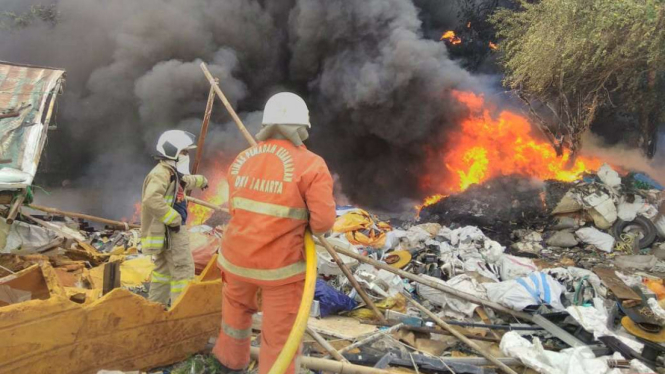 Tujuh lapak pengelolaan limbah sampah dekat Bandara Soetta terbakar.