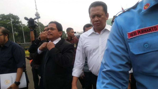 Ketua DPR Bambang Soesatyo berjalan untuk menemui massa mahasiswa, Selasa sore, 24 September 2019.