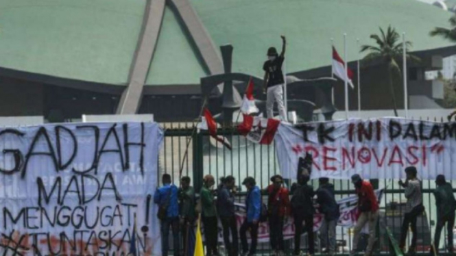 Unjuk rasa mahasiswa di depan gedung DPR, Jakarta, Selasa (24/9/2019)
