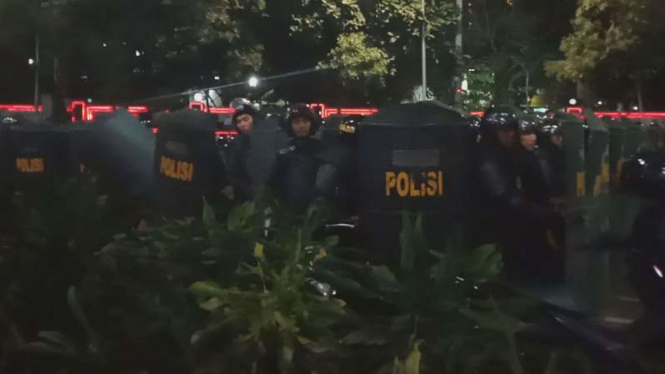 Polisi keluar dari Polda Metro untuk bubarkan massa